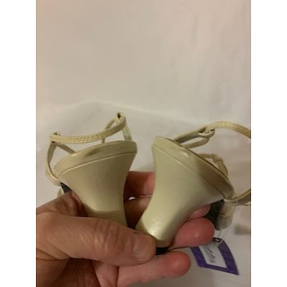Statutes Strappy Cream 2 inch Heel Women's Size 5 1/2  New Tag - Picture 4 of 8